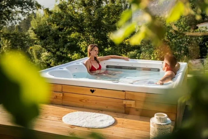 Offrir une nuit insolite couple Couple dans jacuzzi chez Bulles d'Olive