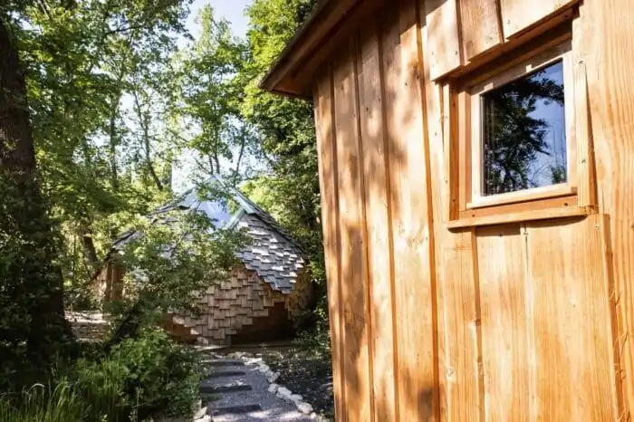 Zome et cabane salle de bain drome Vue de l'extérieur du zome et de la salle de bain