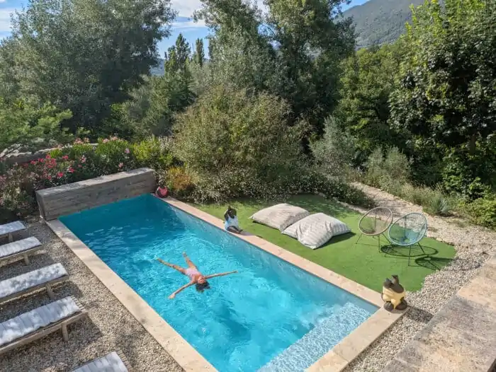 Piscine Bulles Olive avec beau jardin Dormir dans un hébergement insolite avec piscine en région Auvergne Rhône-Alpes