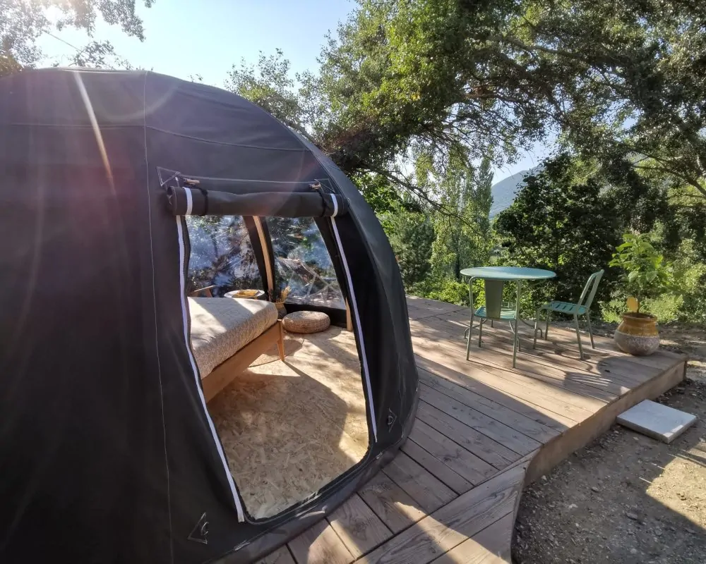 Bulle Provence sur sa terrasse en bois nature